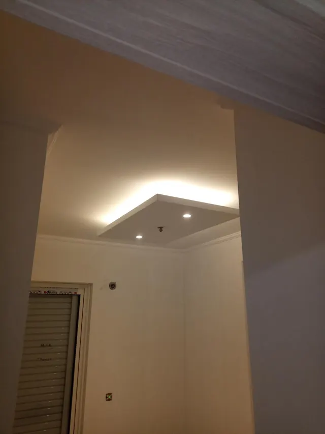 Κρυφός φωτισμός σε εσοχή οροφής