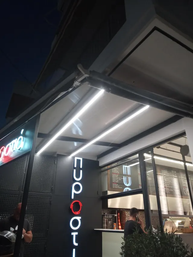 Φωτισμός πρόσοψης και τέντας καταστήματος