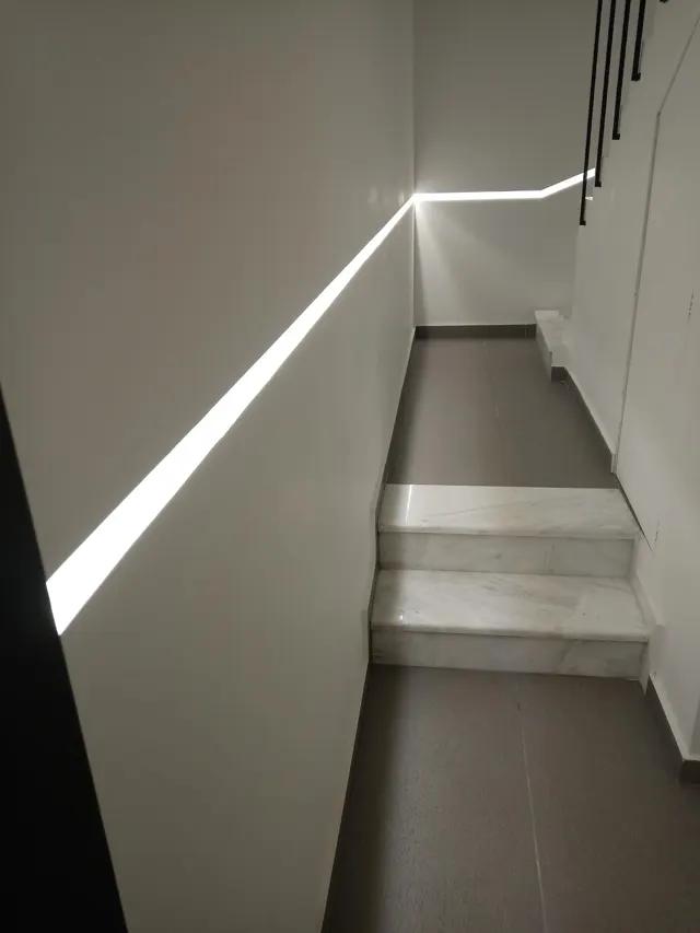Γραμμή LED κατά μήκος σκάλας