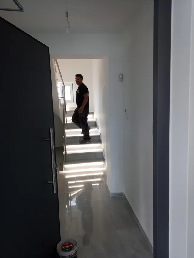 Φωτισμός σε σκάλα εισόδου
